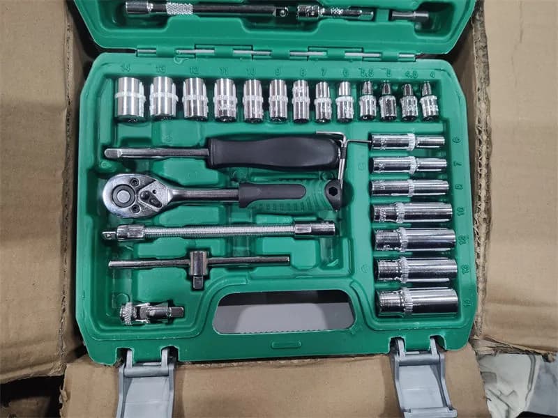 Coffret de douilles et cliquet 53 pièces, vue de détail du cliquet et des douilles